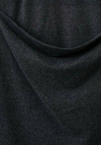 Temno siva filcasta tkanina z mehko teksturo, ki prikazuje razporejene gube in subtilne barvne odtenke za občutek globine.