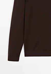 Camicia a maniche lunghe marrone scuro con una texture liscia, polsini a costine e vestibilità rilassata, adatta per un look casual.