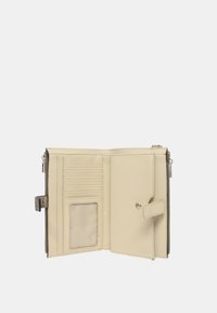 Portafoglio beige realizzato in materiale liscio, dotato di numerosi scomparti per carte, una tasca trasparente per l'ID e una chiusura a scatto. Scomparto con zip sul lato.