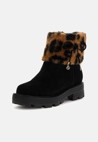 Crne antilop čizme do gležnjeva s smešnim umetkom od veštačkog krzna sa leopard uzorkom, podesivim vezicama i teksturiranim crnim gumiranim đonom.