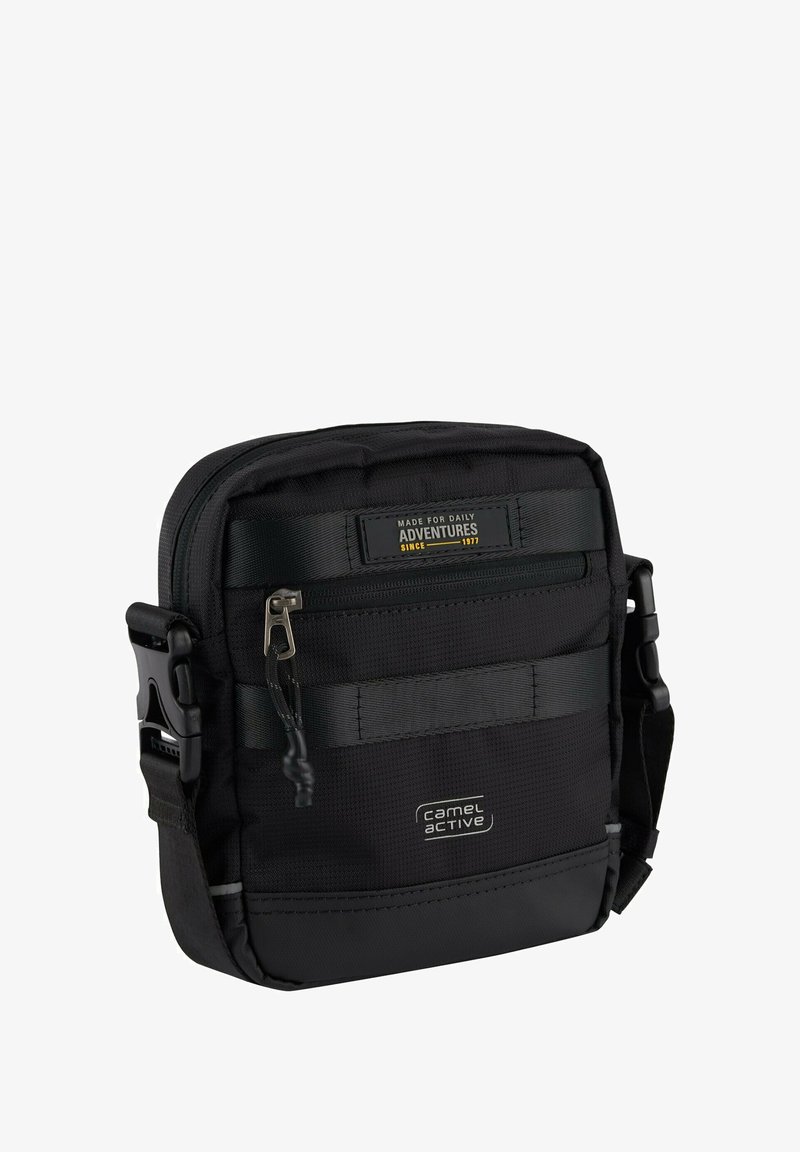 Schwarze Umhängetasche aus Stofftextil mit Reißverschlusstaschen, verstellbarem Riemen und Logodetail. Verfügt über horizontale und vertikale Riemen.