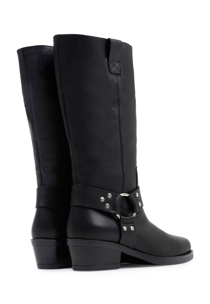 Czarne skórzane kozaki do kolan z zaokrąglonym noskiem, słupkowym obcasem oraz ozdobnym paskiem z srebrnymi ćwiekami i okrągłą klamrą.