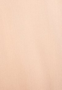 Texture di tessuto pesca chiaro con una finitura morbida e intrecciata, caratterizzata da una superficie liscia e una leggera lucentezza. Senza pattern e leggero.