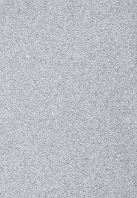 Tissu gris clair avec une texture douce, présentant un motif chiné subtil. La surface est lisse et uniforme, sans coutures visibles.