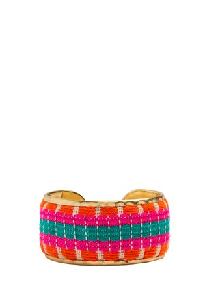 Bransoletka z mankietem z złotymi krawędziami, z tkanym pomarańczowym, różowym i zielonym paskowanym wzorem tekstylnym.