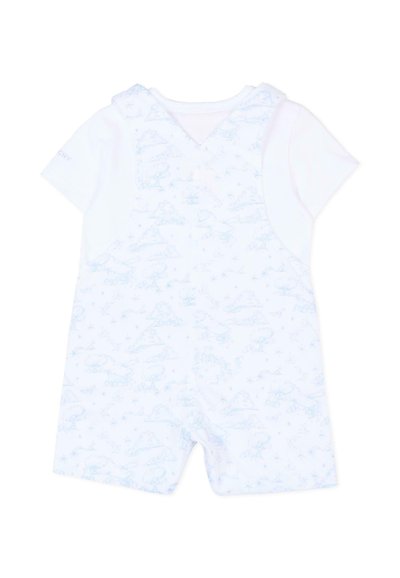 Barboteuse blanche à manches courtes pour bébé avec motifs animaux et étoiles bleu clair, avec bretelles et jambes courtes.