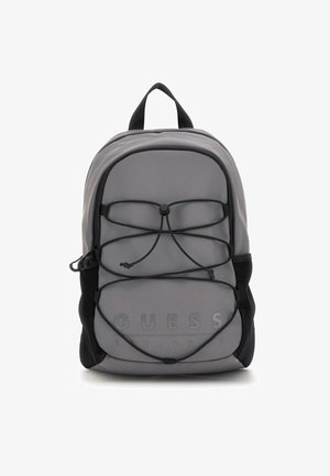 Pilkas kuprinė su lygiu, matinio paviršiaus apdaila. Įrengti elastiniai virvelių akcentai, tinklelio šoniniai kišeniai ir iškilęs logotipas priekyje. Juodi akcentai.