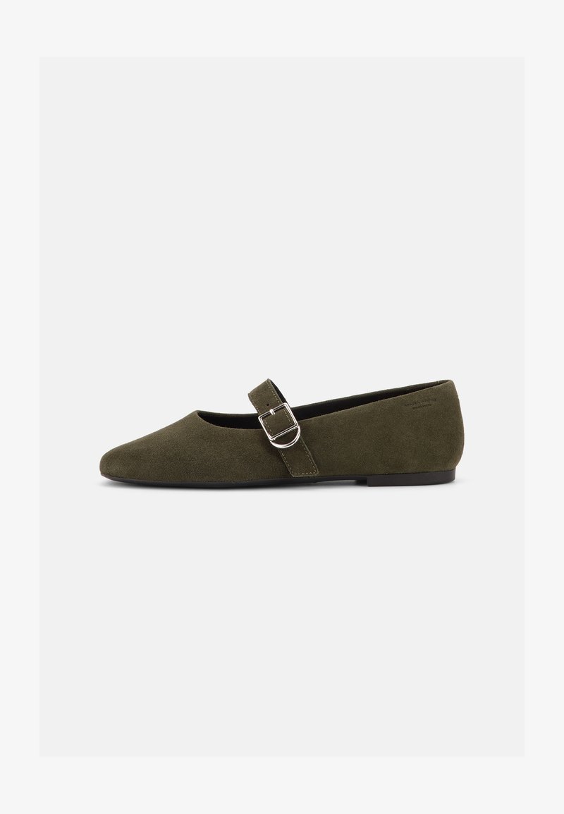 Chaussure plate Mary Jane en daim vert olive avec bride à boucle argentée et bout arrondi, présentée sur fond blanc.