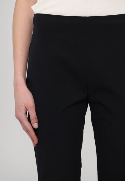 Pantaloni negri ajustați cu o textură netedă și o talie înaltă, cu cusături laterale subtile și un design cu picior drept.