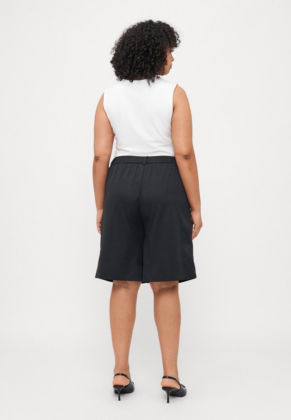 CARMANITA BERMUDA  - Shorts4