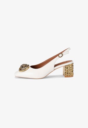 Pantofole bianche con slingback, punta appuntita, decorazioni in accentuazione dorata e tacco a blocco gioiello con borchie quadrate. Texture in pelle liscia.