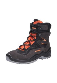 Zwarte en oranje wandelschoen met een bovenwerk van suede en mesh, een gestructureerd vetersysteem en een rubberen zool met grippatronen voor tractie.
