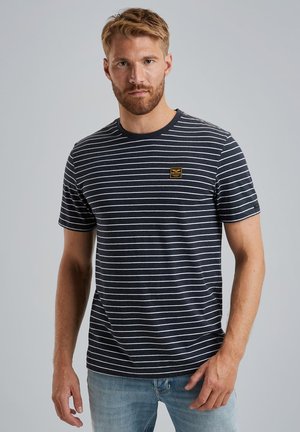 T-shirt a maniche corte blu navy con strisce orizzontali bianche, collo a giro, e una piccola etichetta logo gialla e marrone sul petto.