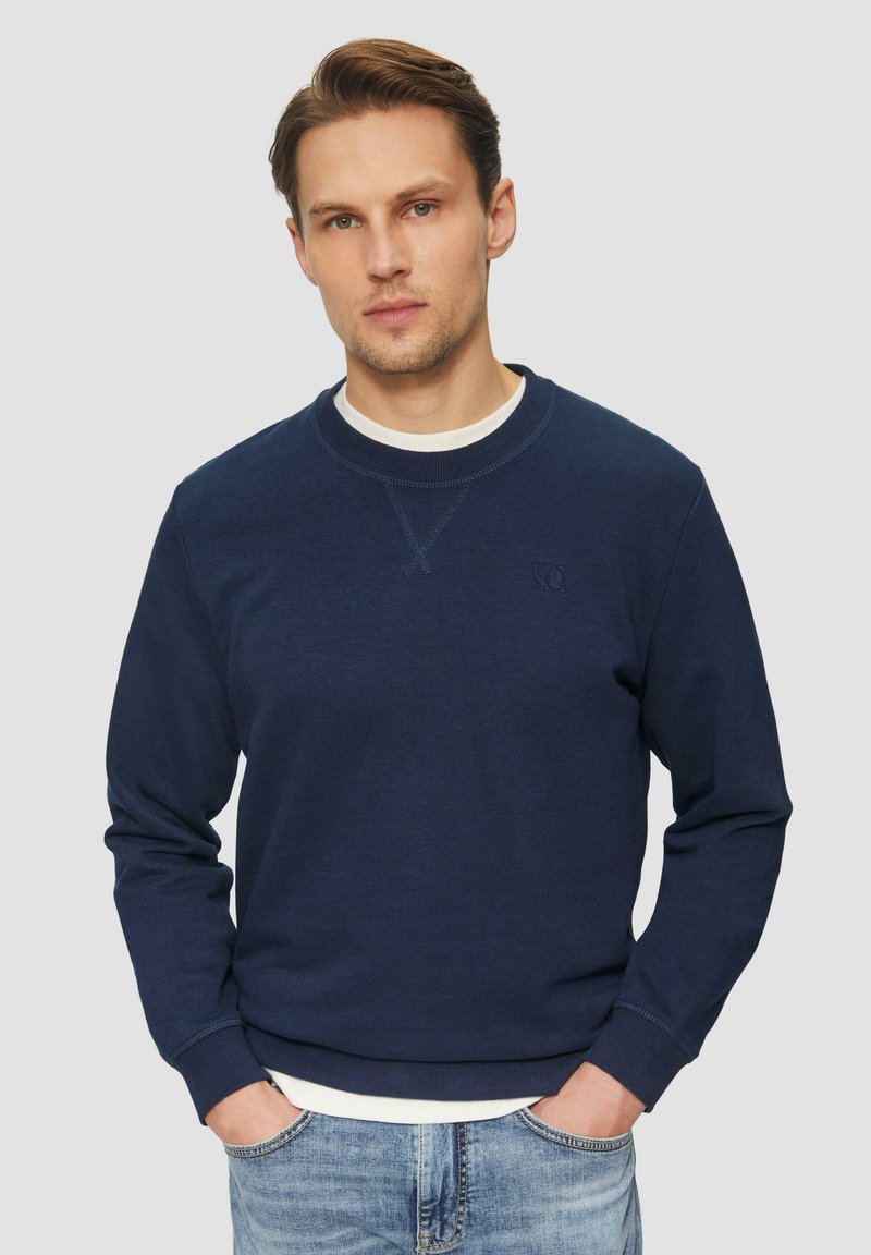 Felpa blu navy con collo rotondo, polsini e orlo a coste. Presenta un tessuto testurizzato e un piccolo logo ricamato sul petto.