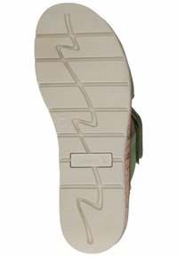 Schoenen zool met een flexibele witte rubberen basis, voorzien van getextureerde groeven. Gemarkeerd met maat 37 en het "CAPRICE" logo op een rechthoekig accent.
