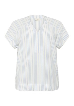 Camiseta blanca con rayas verticales en azul claro, mangas cortas, escote en V y un corte relajado. La tela parece suave con una textura sutil.