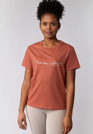 Korte mouwen rustkleurig T-shirt gemaakt van zachte katoen, met witte tekst in een casual lettertype, ronde halslijn en een ontspannen pasvorm.