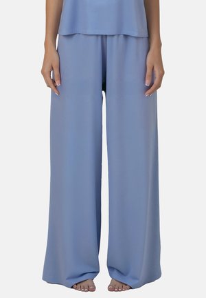Pantalones de pierna ancha en azul claro, fabricados con un tejido suave, que cuentan con una cinturilla elástica y una textura lisa, con un caída relajada y sin patrones visibles.