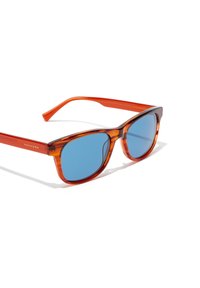 Kaksik rectangular prille, millel on läbipaistvad oranžid raamid ja sinised toonitud objektiivid, millel on elegante disain ja brändi logo templil.