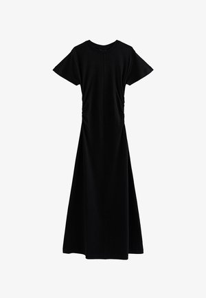 Czarna długa sukienka z krótkim rękawem, okrągłym dekoltem i subtelnym marszczeniem po bokach na jednolitym białym tle.