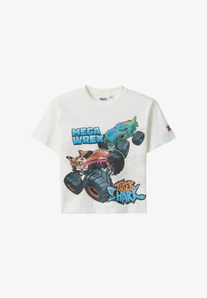 Wit T-shirt met korte mouwen met kleurrijke monstertrucks, waarvan één gelabeld met "MEGA WREX" en de ander met "TIGER SHARK" in gedurfde tekst.