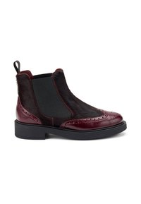 Stivale alla caviglia in pelle bordeaux con dettagli in pelliccia, design a wingtip, lati elastici e suola in gomma nera. Presenta un tassello per facilitarne l'indossare.