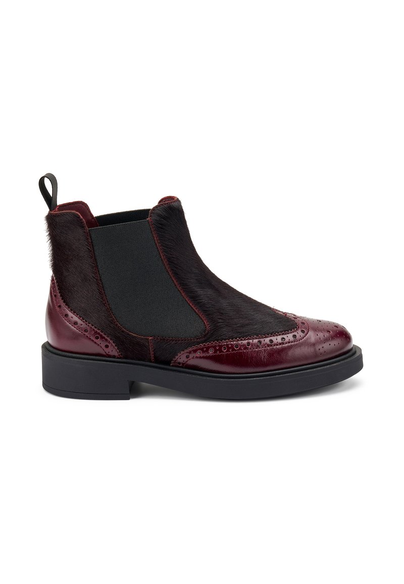 Stivale alla caviglia in pelle bordeaux con dettagli in pelliccia, design a wingtip, lati elastici e suola in gomma nera. Presenta un tassello per facilitarne l'indossare.