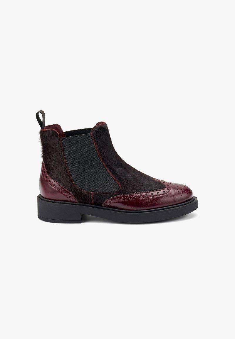 Stivale alla caviglia in pelle bordeaux con dettagli in pelliccia, design a wingtip, lati elastici e suola in gomma nera. Presenta un tassello per facilitarne l'indossare.