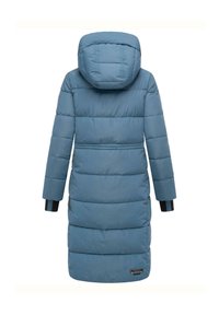 Abrigo largo acolchado de suave tela azul, con capucha, puños a rayas y un acento en la cintura. Textura suave con secciones cosidas.