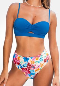 Blauer Bikini-Oberteil mit verstellbaren Trägern und einem gedrehten Design, kombiniert mit floralem High-Waist-Bikini-Unterteil mit cremefarbenem Hintergrund und bunten Mustern.