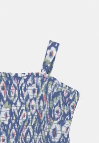 Ubranie z materiału w kwiatowy wzór w kolorach niebieskim, zielonym i różowym. Posiada marszczoną fakturę oraz regulowany ramiączko dla lepszego dopasowania.