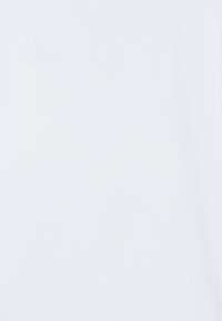 Maglietta in cotone di colore bianco puro, con colletto tondo e maniche corte. Texture liscia con dettagli di cucitura discreti.