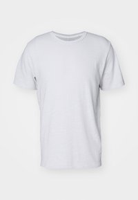 T-shirt bianco a maniche corte realizzato in tessuto leggero, con colletto a girocollo e vestibilità rilassata, caratterizzato da una superficie morbida e leggermente testurizzata.