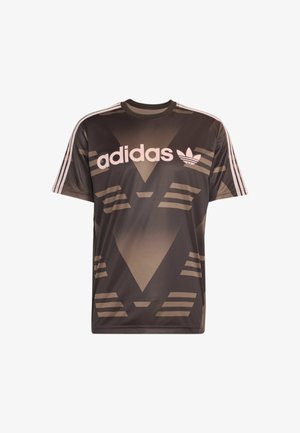 Camiseta Adidas de color marrón oscuro con un logo en rosa pálido, patrones geométricos y tres franjas en rosa pálido en cada manga.