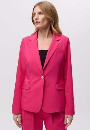 Rosa maßgeschneiderte Blazerjacke mit einem einzelnen goldenen Knopf, Reverskragen, zwei Fronttaschen und einer glatten Stoffoberfläche.