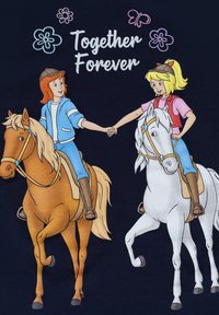 T-shirt blu con due cavalieri in stile cartoon su cavalli, uno marrone e uno bianco. Testo 'Insieme per Sempre' in bianco, con accenti floreali colorati.