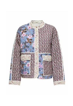 Quiltet jakke med blomster mønstre i blå og lilla, med en ståkrave, to forlommer og hvid kant langs kanterne.