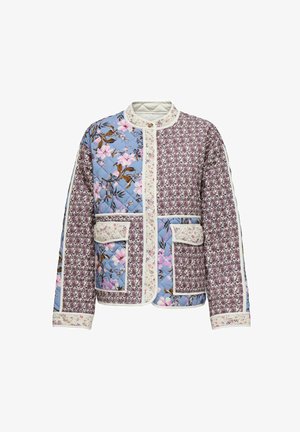 Quiltana jakna z cvetličnimi vzorci v modri in vijolični barvi, s stojčnim ovratnikom, dvema sprednjima žepoma in belimi obrobami ob robovih.