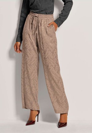 Beige wijde broek met een subtiel abstract patroon, elastische tailleband en zijzakken. Draag het met een nauwsluitend zwart topje en hoge hakken.