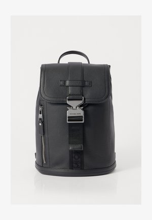 Sort læder rygsæk med en struktureret finish, klap lukning, lynlåslomme på siden og metalhardware med brandnavnet.