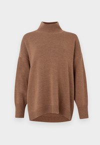 Brun, oversized høyhalset genser laget av mykt strikket stoff. Har ribbede mansjetter og nederkant, med en litt lengre bakdesign.