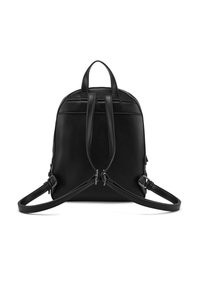 Czarny skórzany plecak z dwiema regulowanymi ramiączkami, zaokrąglonym wierzchem i bocznymi akcentami z dodatków. Gładka tekstura o minimalistycznym designie.