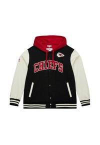 Schwarz-weiße Collegejacke mit roter Kapuze, „CHIEFS“-Schriftzug auf der Vorderseite, Logo der Kansas City Chiefs und gestreifte Bündchen und Saum.