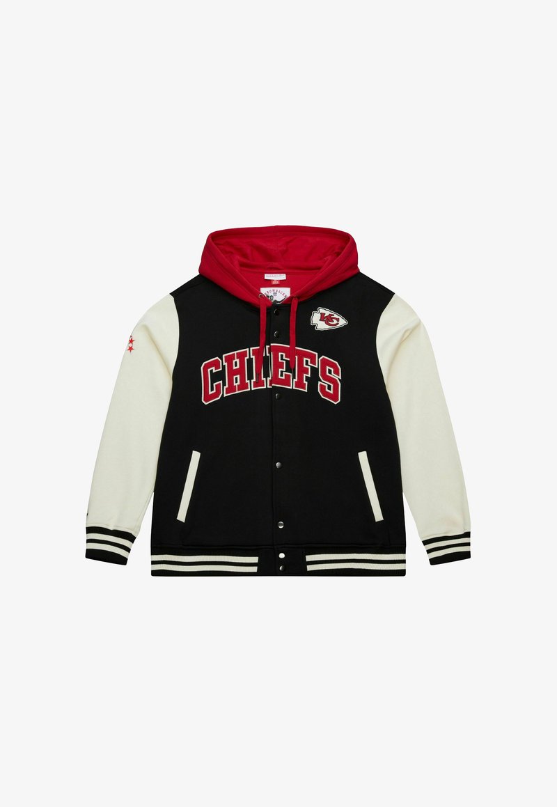 Giacca varsity in bianco e nero con cappuccio rosso, testo "CHIEFS" sul davanti, logo dei Kansas City Chiefs, e polsini e orlo a righe.