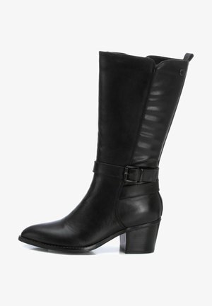 Bota de cuero negro hasta la rodilla con punta afilada, caña texturizada, pequeño detalle de hebilla y tacón de bloque.