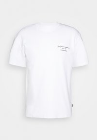 Camiseta blanca de algodón con mangas cortas, cuello redondo y una pequeña impresión de texto negro en el pecho. Diseño simple y de corte relajado.