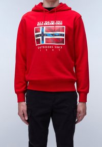 Rode hoodie met een grafisch ontwerp aan de voorkant met een gestileerde vlag, logotekst en een buidelzak. Geribbelde boorden en zoom.