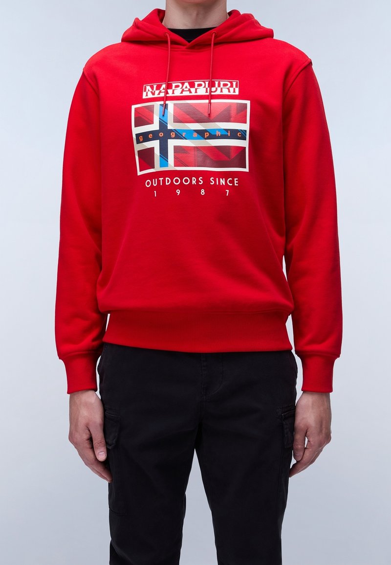 Rode hoodie met een grafisch ontwerp aan de voorkant met een gestileerde vlag, logotekst en een buidelzak. Geribbelde boorden en zoom.