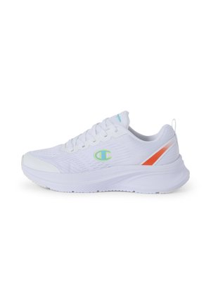 Zapatilla deportiva blanca con parte superior de malla, suela blanca, logotipo verde claro en el lateral y franja naranja cerca del talón, vista desde el lado exterior.