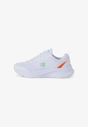 Witte sportsneaker met mesh bovenwerk, witte zool, lichtgroen logo aan de zijkant en oranje streep nabij de hiel, gezien vanaf de buitenkant.